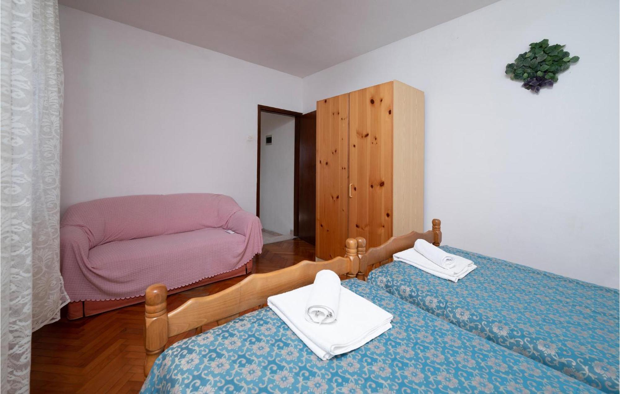 1 Bedroom Cozy Apartment In Pula Eksteriør billede